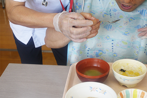 食事介助写真